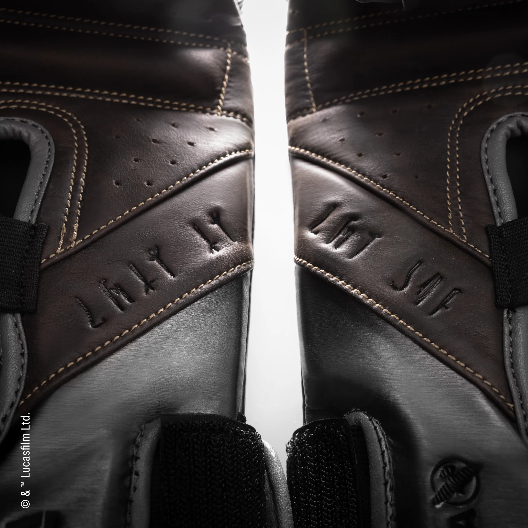 STAR WARS™ The Mandalorian Boxing Gloves - Image 12